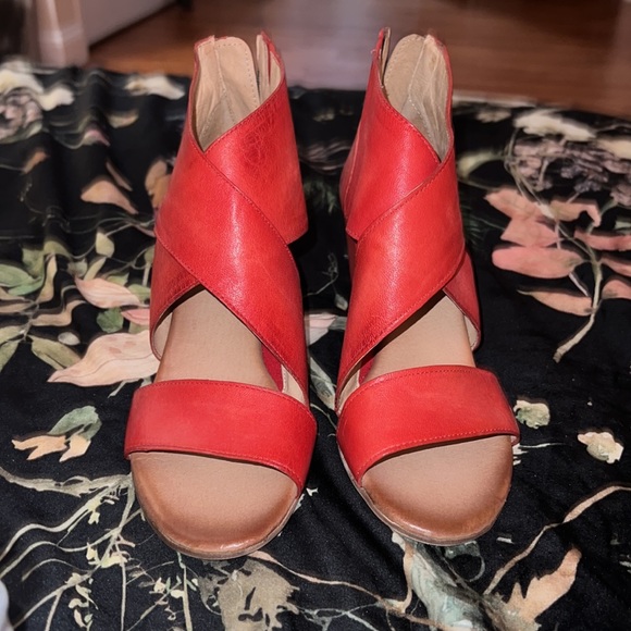 MiZ MooZ Red Heels 👠 - Picture 3 of 4
